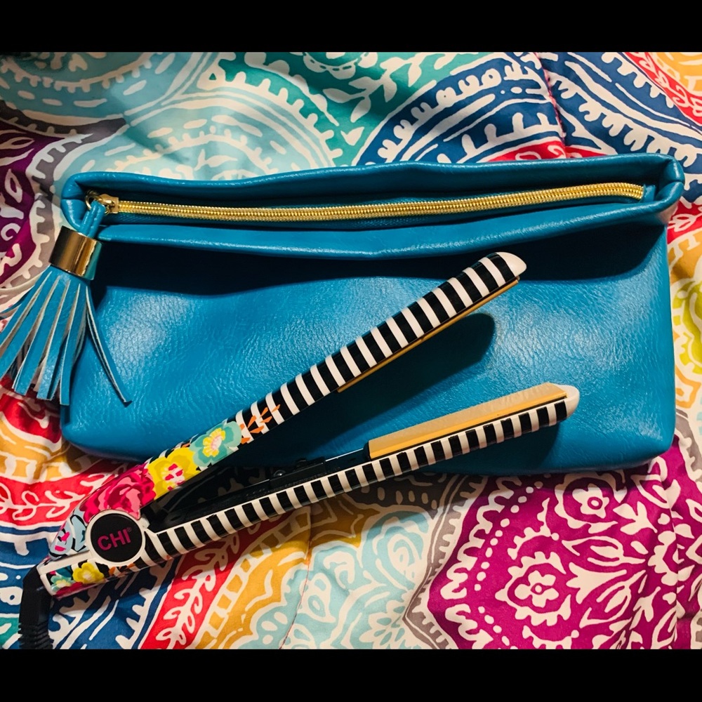 ❤️❤️SOLD❤️❤️Chi flat iron with bag
